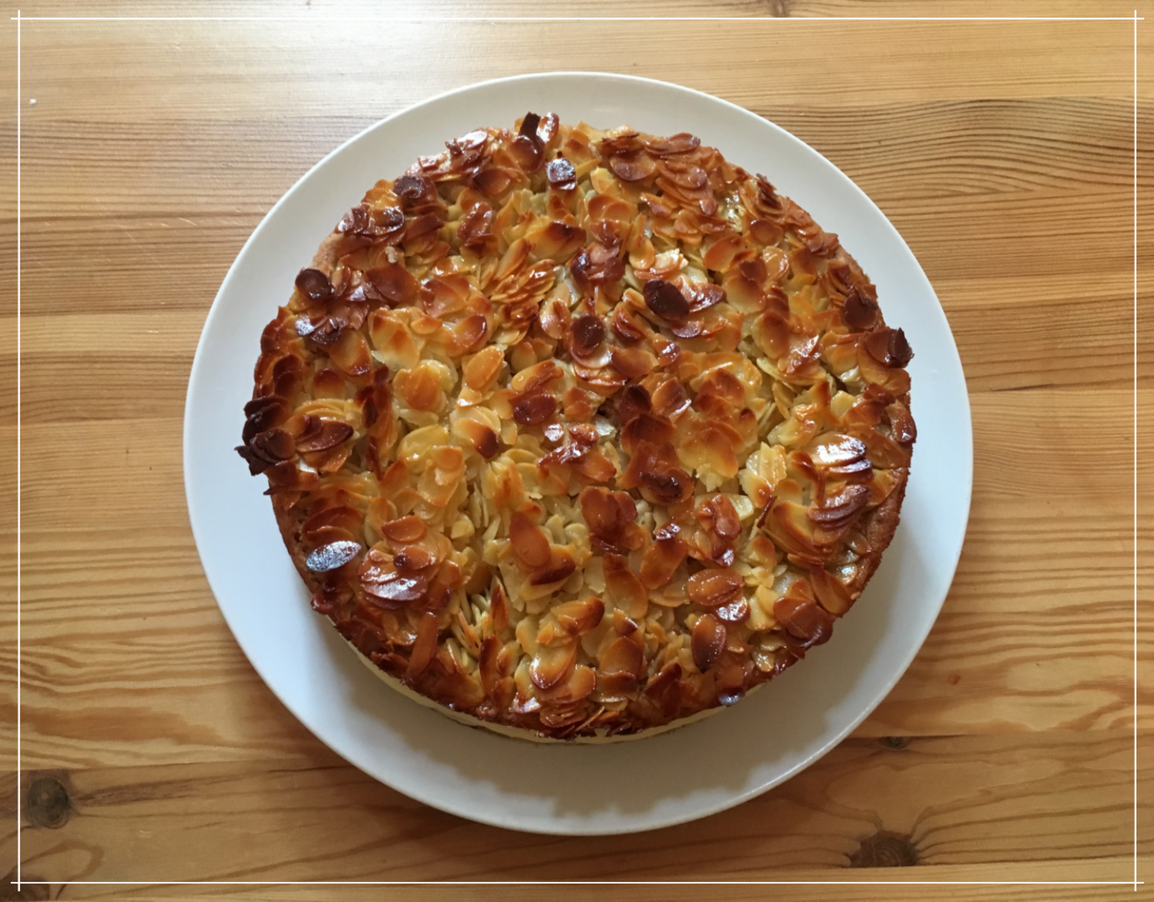 fast veganer Bienenstich mit schlawiener honig gebacken